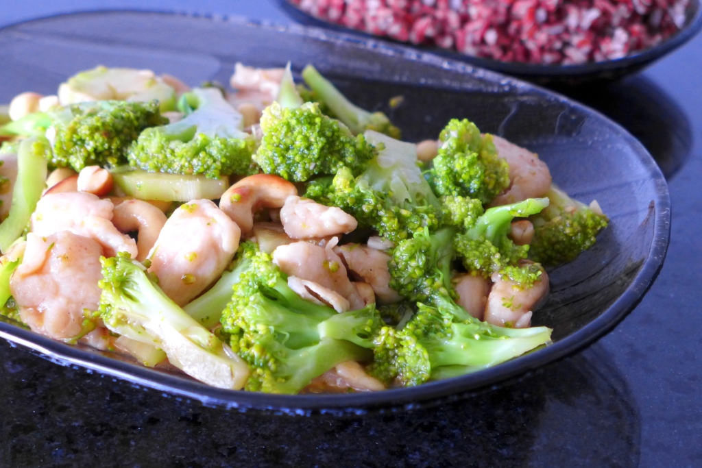 cashew chicken with broccoli and red rice